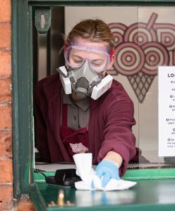 Koronawirus. Do sklepu tylko w rękawiczkach. Nawet ceny foliowych jednorazówek wystrzeliły w kosmos