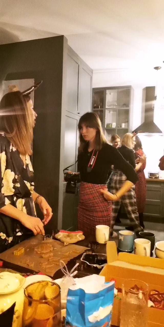 Anna Lewandowska przyrządza pierniczki