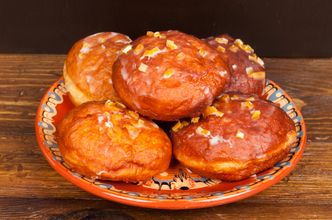 Tłusty czwartek. Ile kosztuje pączek? Gdzie kupimy najtaniej pączki w tłusty czwartek? Sprawdzamy ceny pączków w sklepach i cukierniach