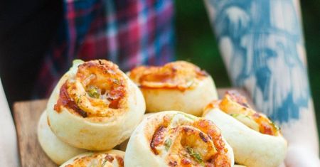 Pizzowe bułeczki z salami i ogórkiem
