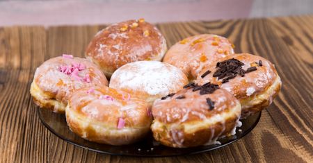 Tłusty czwartek 2019. Kiedy wypada w tym roku? Skąd pochodzi ta tradycja? Sprawdź prosty przepis na pączki