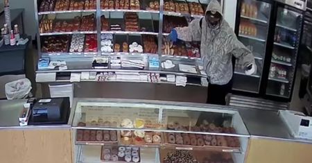 Bandyci okradli klientów cukierni. Potem rozdali im pączki
