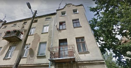 2-latka wypadła z poddasza. Nic jej nie jest