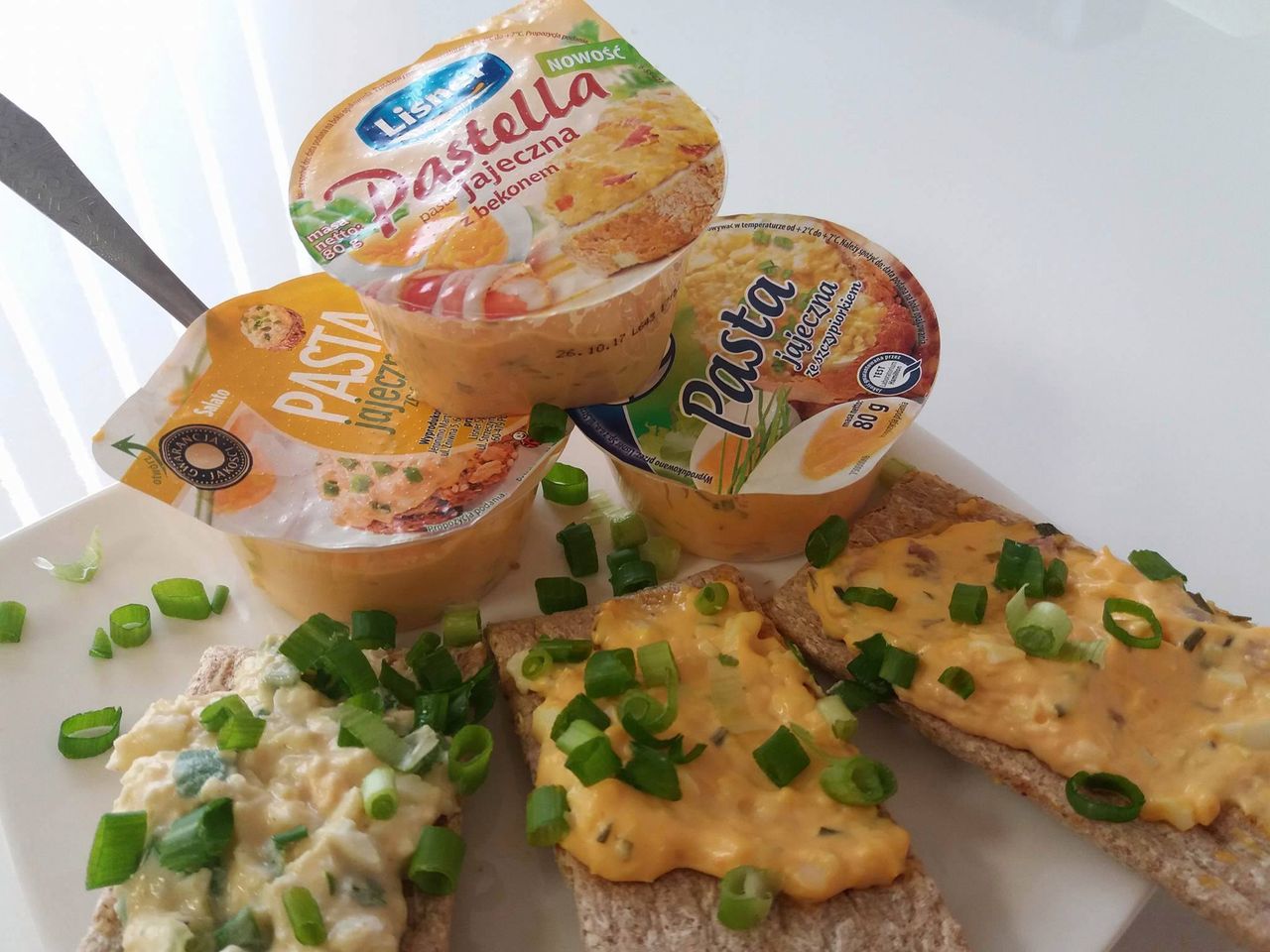 Pasta jajeczna – domowa czy ze sklepu? Którą wybrać?