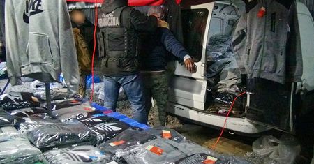 216 busów wypełnionych podróbkami wartymi 52 mln zł. Handlarze w rękach policji