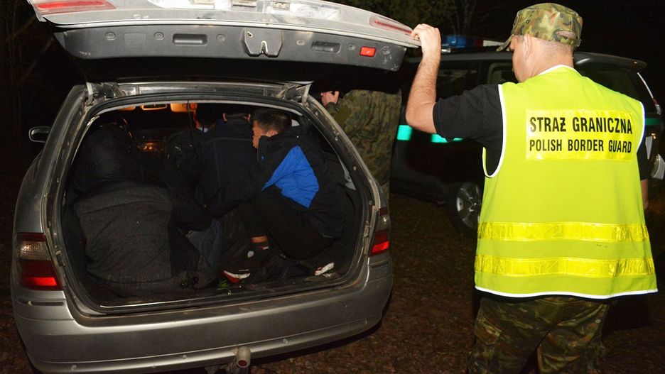 W pięcioosobowym aucie jechało 10 Wietnamczyków i kierowca, którego szukają służby