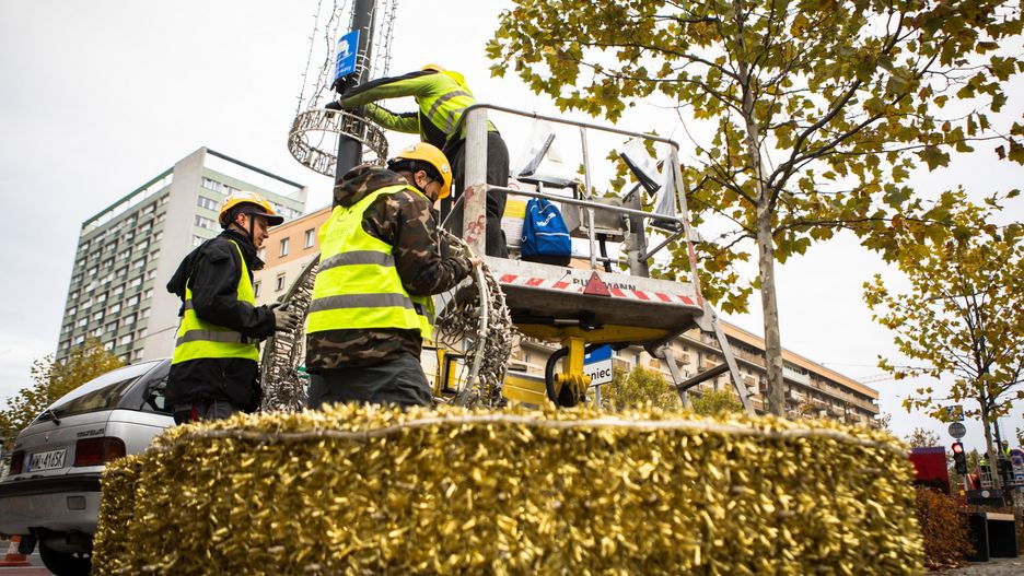 Warszawa. Świąteczne iluminacje są instalowane w Śródmieściu od początku listopada br.