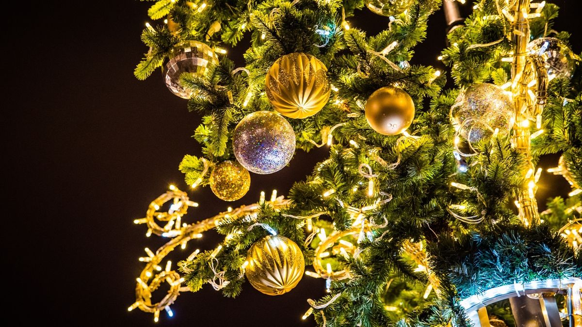 Życzenia świąteczne składamy zazwyczaj rodzinie i przyjaciołom, a także kolegom z pracy czy szefowi.  Życzenia firmowe odnoszą się do sukcesów zawodowych czy sytuacji związanych z firmą.