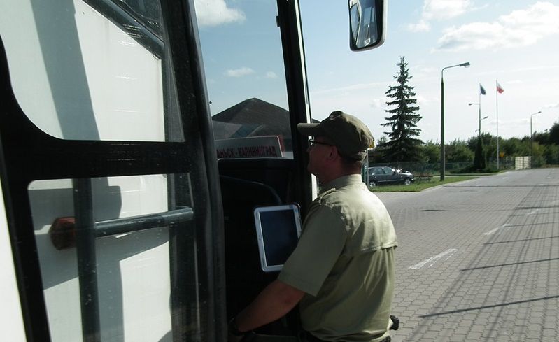 Rosyjski kierowca zatrzymany na granicy. Podczas kontroli schował się do toalety w autokarze