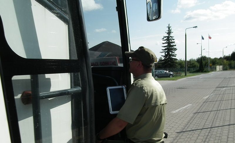 Rosyjski kierowca zatrzymany na granicy. Podczas kontroli schował się do toalety w autokarze