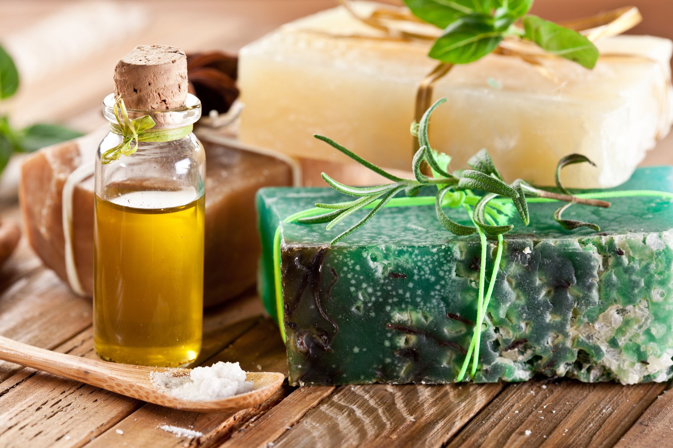 Kosmetyki organiczne DIY, takie jak kostka mydła, można wzbogacić o dowolne oleje i oliwy