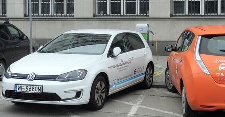 Samochody elektryczne z przywilejami. Dostaną zielone tablice rejestracyjne