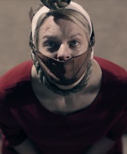 Recenzenci dali się nabrać. "Opowieść podręcznej" to machina pełna coraz tańszej przemocy