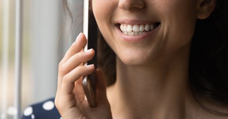 Zaczynasz tak rozmowę telefoniczną? To 1 słowo może cię później słono kosztować