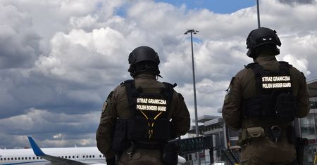 Interwencja służb na wrocławskim lotnisku. Pasażer poinformował, że ma przy sobie bombę