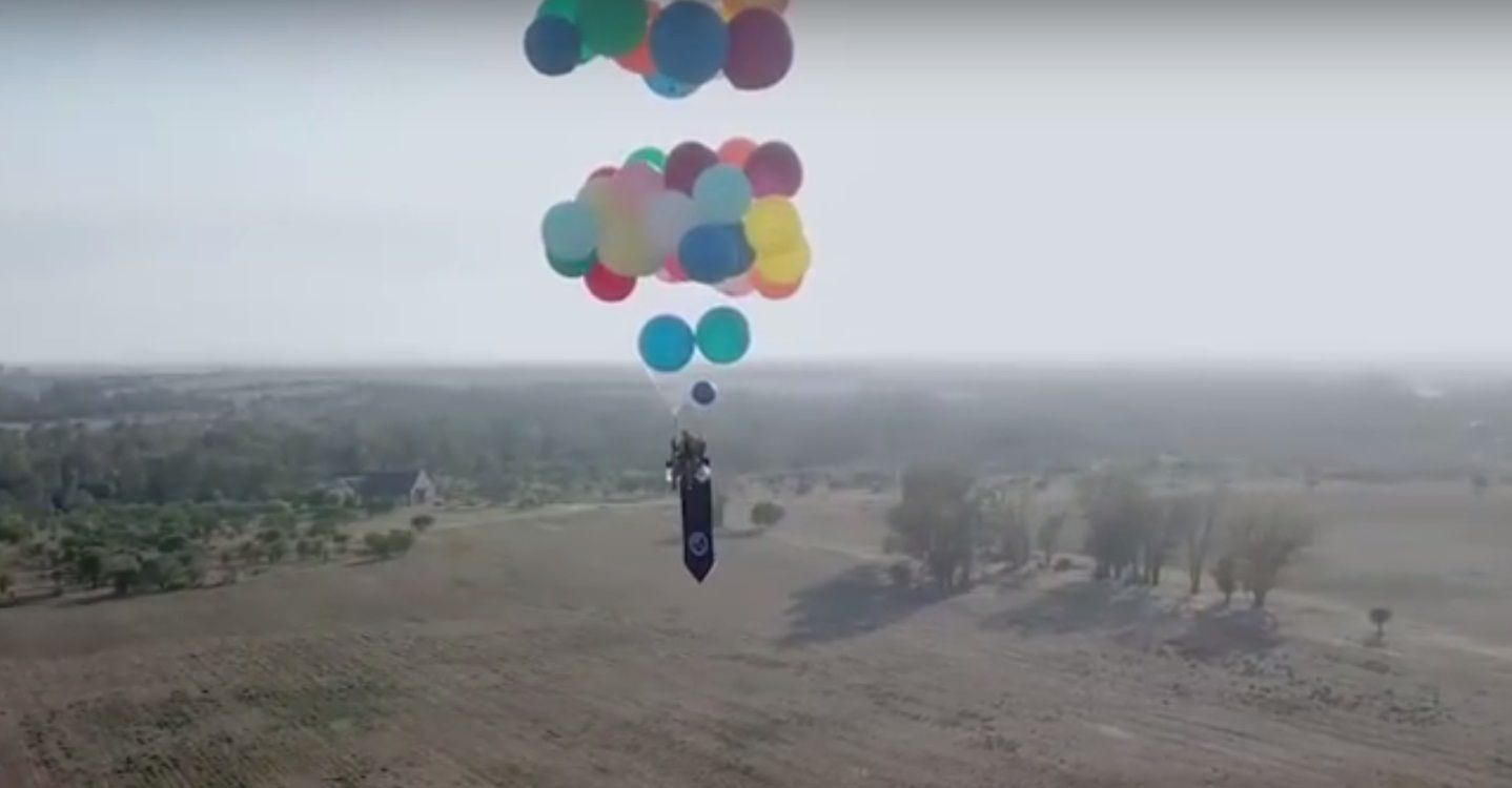 Wzniósł się w powietrze dzięki balonom napełnionym helem.
