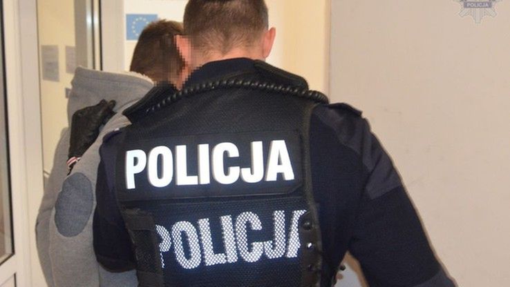 Pomorska policja odprowadza 31-latka do prokuratury.