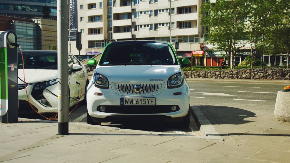 Zasięg tego smarta eq forfour to 160 km. Dziś dłuższa podróż takim autem jest niemal niemożliwa