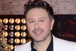 Andrzej Piaseczny ćwiczy jogę w domu. Trzyma się kwarantanny