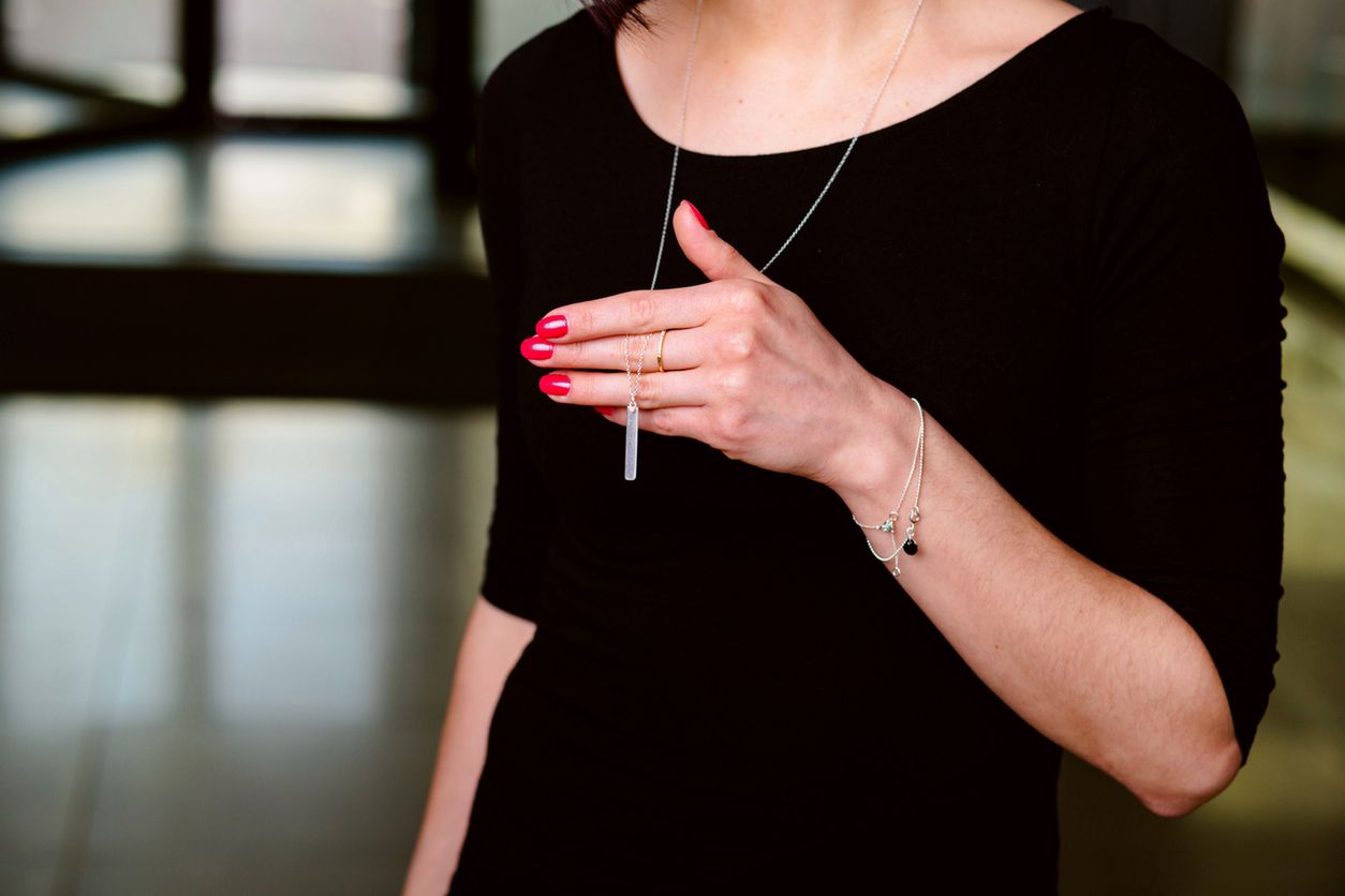 Minimalistyczna biżuteria idealnie prezentuje się na ciemnym tle 