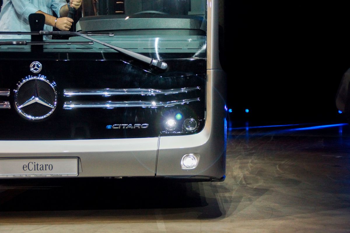 Przyszłość autobusów to prąd. Mercedes podchodzi do sprawy kompleksowo