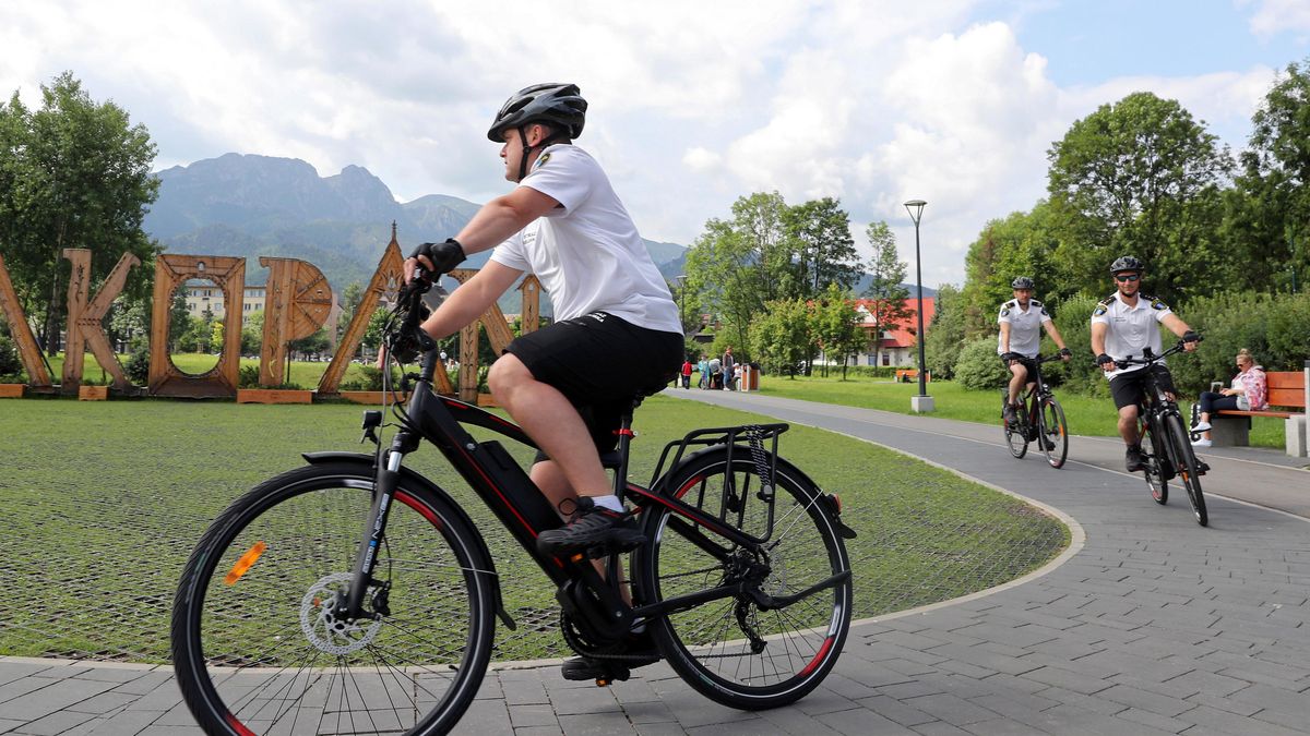 Straż Miejska w Zakopanem patroluje ulice na rowerach elektrycznych.