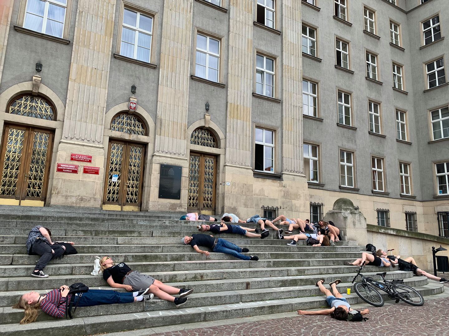Wielkie Wymieranie w Katowicach. Protest młodzieży przed urzędem wojewódzkim