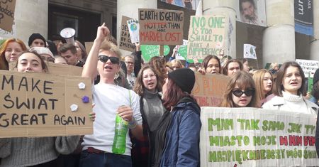 Młodzieżowy Strajk Klimatyczny w Warszawie. Nie poszli do szkoły, by protestować. "Zaczynamy od ulicy"