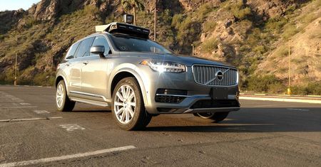 Po niebezpiecznie wyglądającej kolizji Uber wstrzymał swój program rozwoju pojazdów autonomicznych