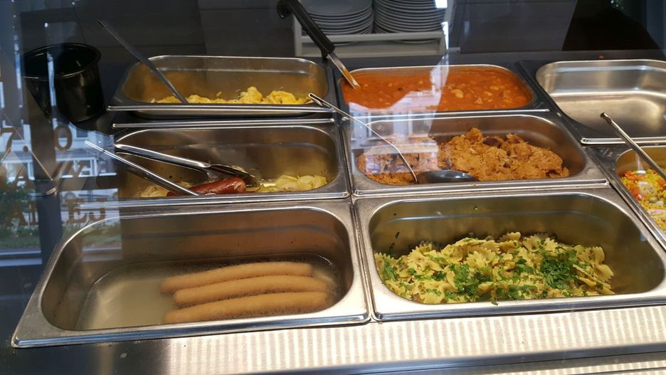 Choć legendarne bary mleczne cieszą się popularnością, co chwilę kolejny jest zamykany. 