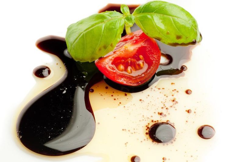 Ocet balsamiczny jest aromatycznym dodatkiem do wielu dań.