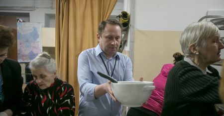 Kamil Durczok na śniadaniu dla samotnych. Skutecznie ociepla wizerunek?