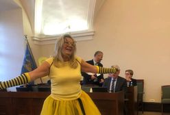 Nietypowy strój radnej na sesji rady miasta Poznań. Przebrała się za pszczołę
