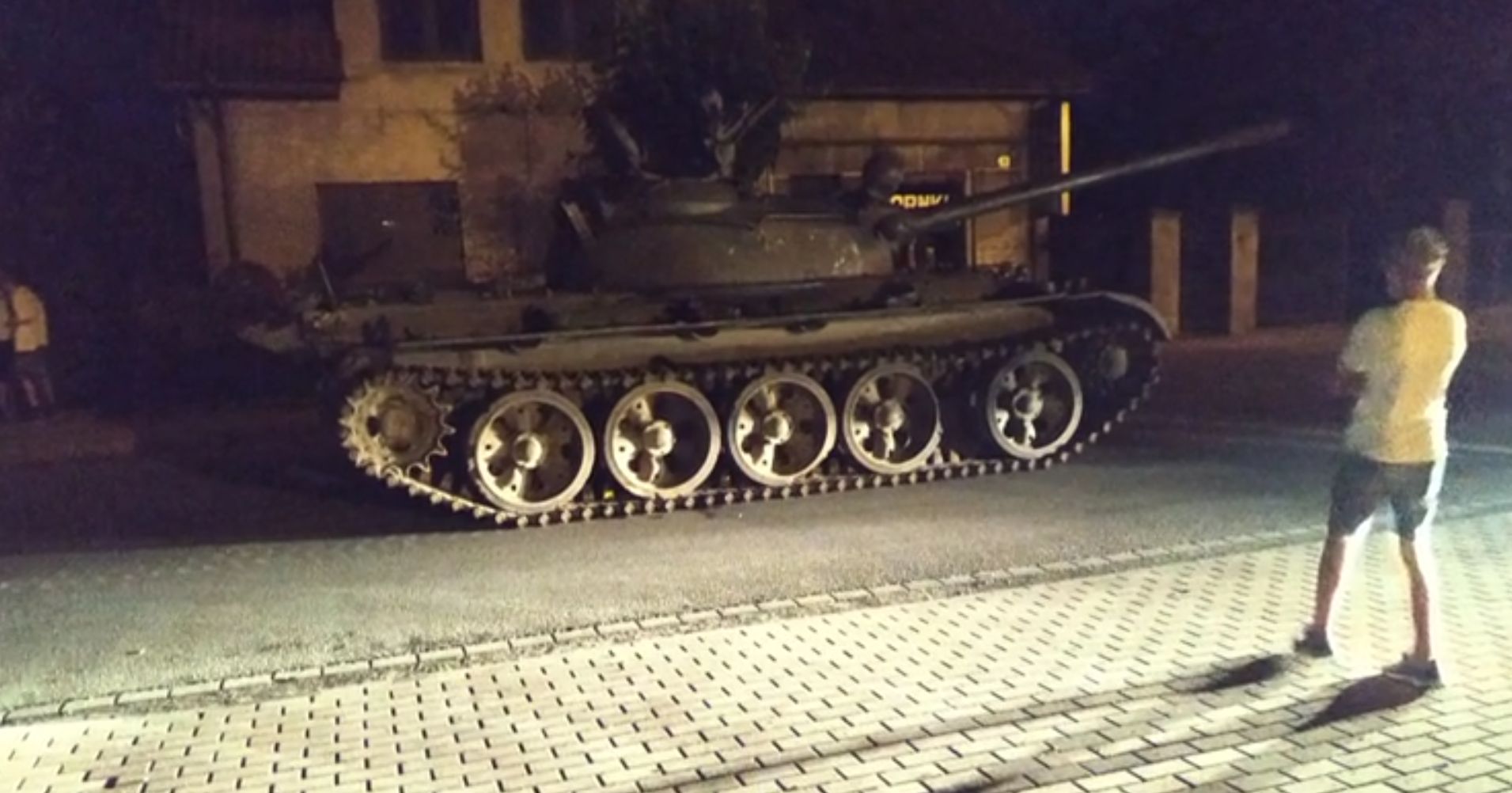 Pajęczno. Czołg został odholowany na policyjny parking