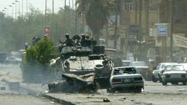 Amerykański wóz bojowy zaatakowany przez irackie bojówki