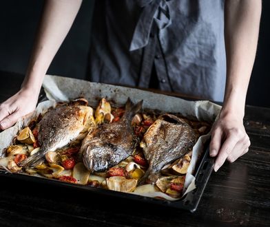 Ryba, bigos, czosnek. Jak szybko pozbyć się brzydkich zapachów po gotowaniu?