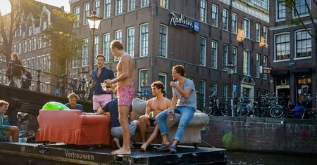"Są całkowicie poza kontrolą". Władze Amsterdamu robią porządek z turystami