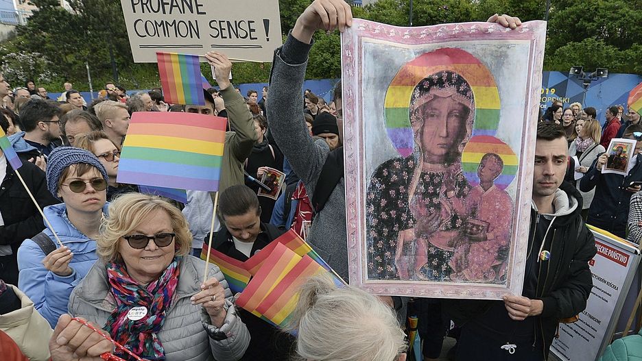 Elżbieta Podleśna rozklejała wizerunek "tęczowej" Matki Boskiej