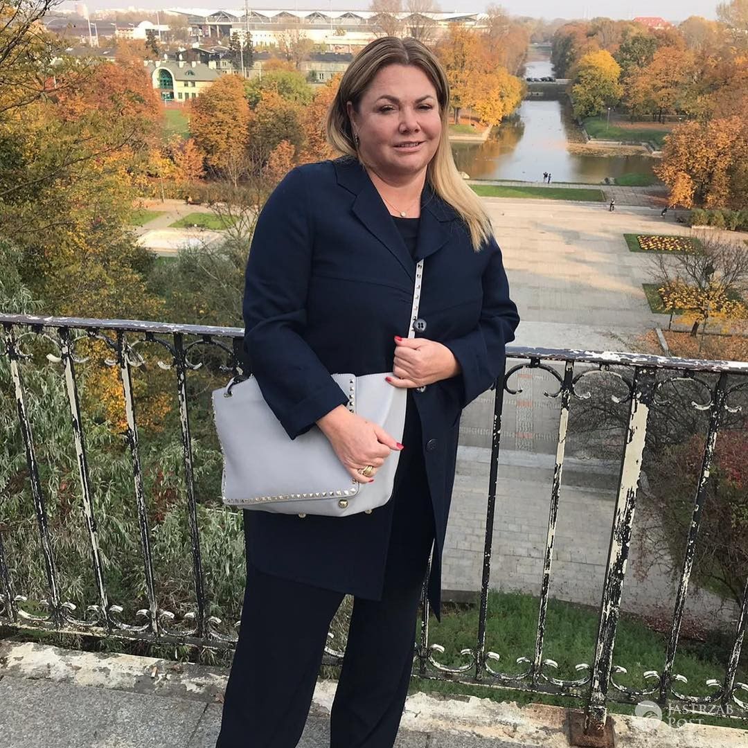 Kasia Niezgoda w czarnym, eleganckim komplecie wygląda jak Karolina Ferenstein-Kraśko