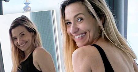 Joanna Koroniewska w stroju kąpielowym pręży się na basenie. Jakie ona ma ciało!