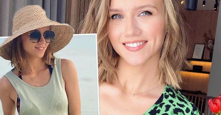 Agnieszka Kaczorowska w sesji na plaży. Zmoczona wodą, obcisła sukienka podkreśliła rosnący brzuszek