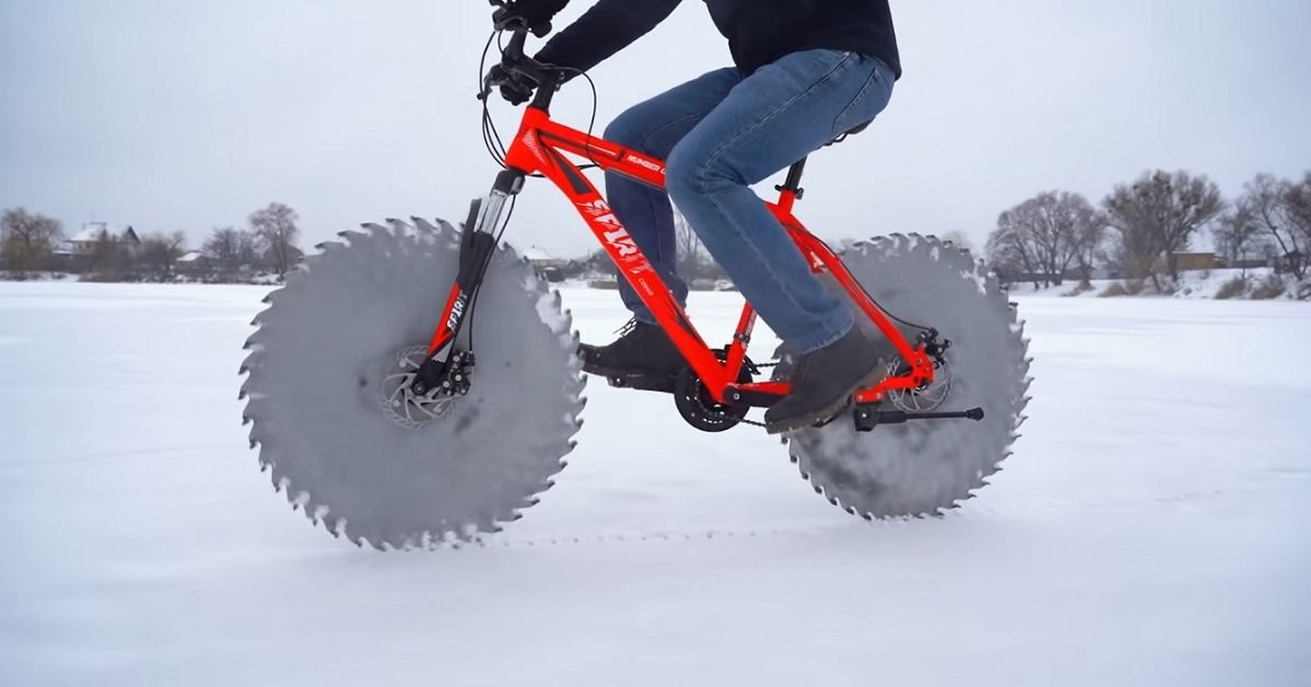 Rower stworzony do jazdy po lodzie! Koła z piły tarczowej to niezwykły pomysł