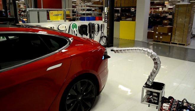 Tesla testuje larwalnego robota tankującego samochody