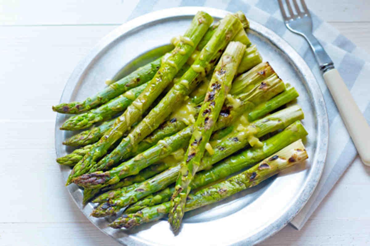 Aby szparagi były świeże i chrupiące należy umieszczać je w pojemniku z wodą, tak jak bukiet kwiatów. Następnie przykryć plastikową torba i włożyć do lodówki. Gdy woda stanie się mętna, wystarczy ją wylać i nalać od nowa.