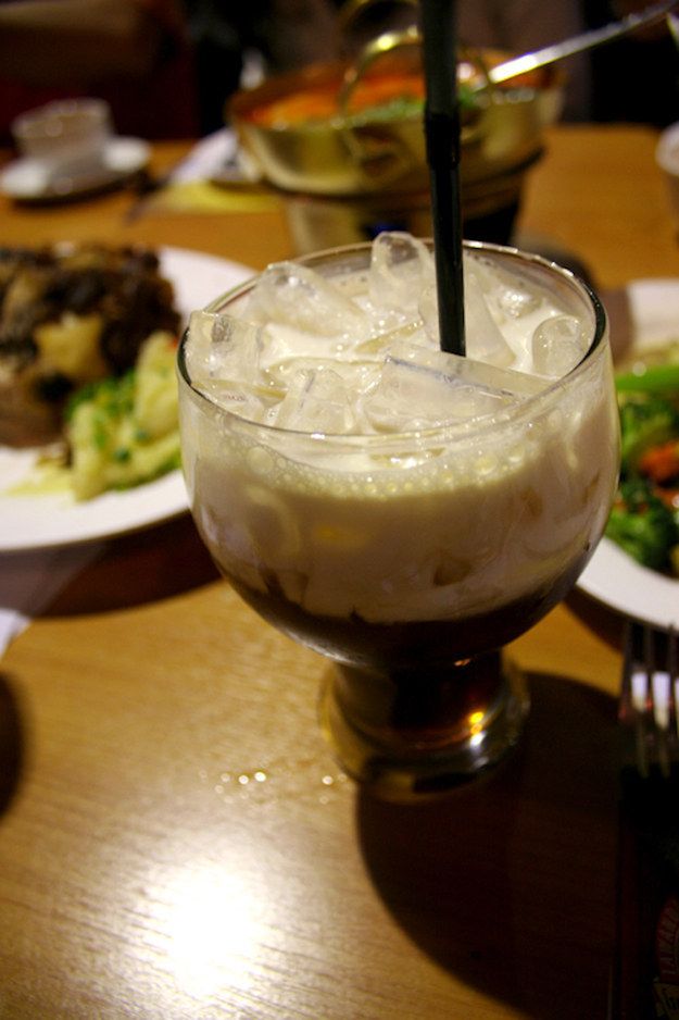 Herbata z zimnym mlekiem i mlekiem skondensowanym.