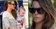 Anna Lewandowska na spacerze z Klarą przed meczem Polska-Kolumbia. Na jej twarzy widać zdenerwowanie