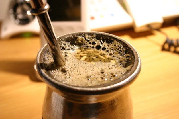 Yerba Mate to rodzaj zielonej herbaty. Może być podawana na ciepło lub zimno.