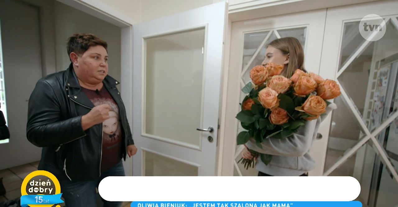 Dorota Wellman z bukietem kwiatów w domu Oliwii Bieniuk