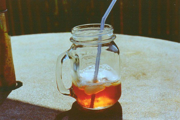 Słodka herbata mrożona. Często dodaje się do niej cytrynę.