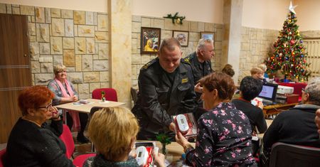 Strażacy rozdawali czujki czadu pilskim seniorom
